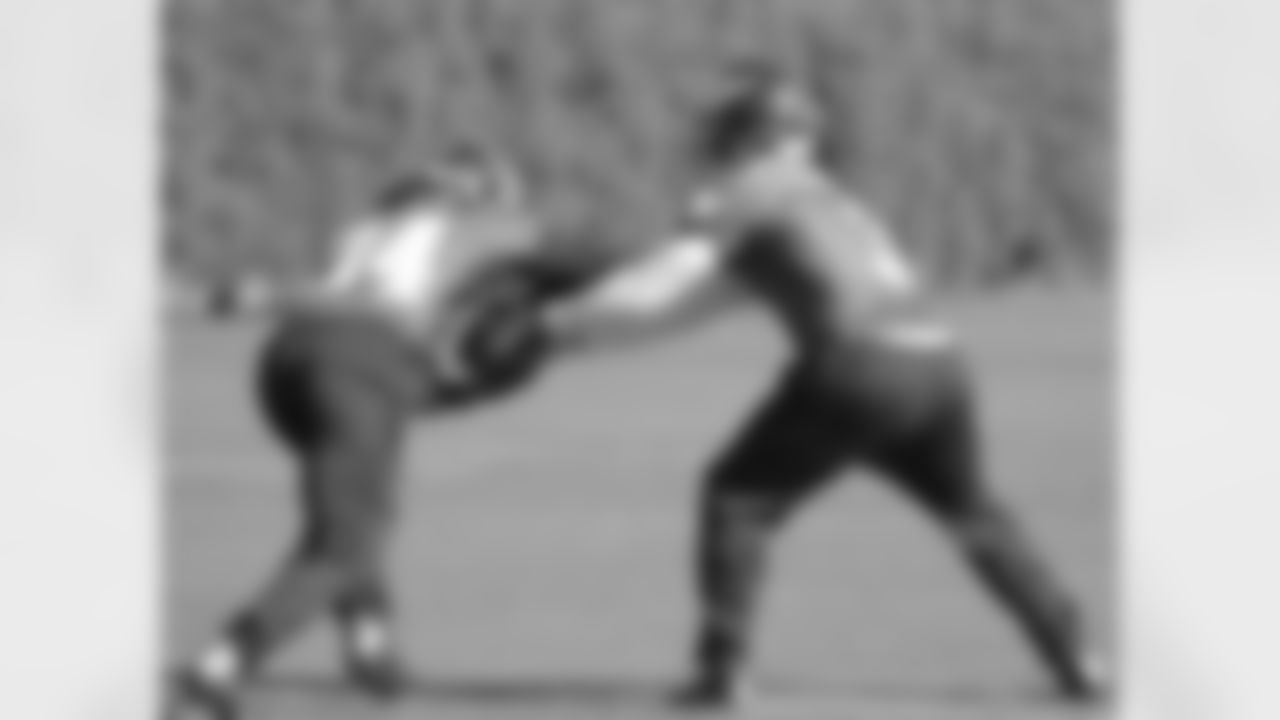 RB Kenjon Barner receiving the hand off from QB Mark Sanchez