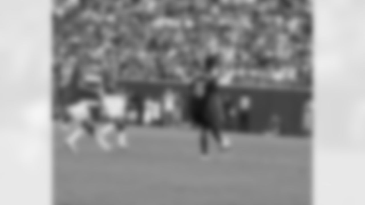 Michael Orozco Fiscal makes a nice pass