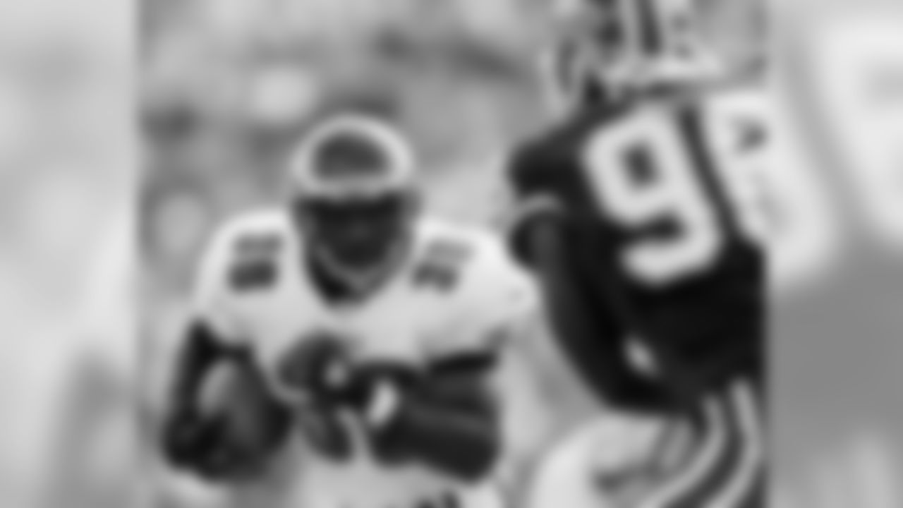 RB Brian Westbrook with another successful carry.