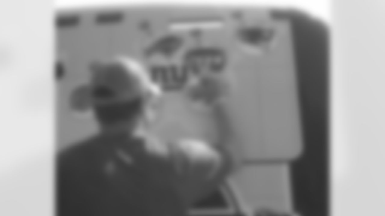 QB Kevin Kolb signs ESPN tour bus