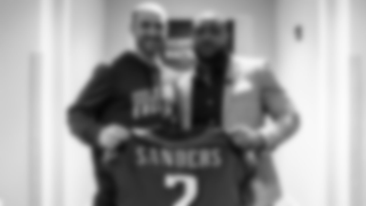 Matt MacMillan and family meet Eagles second-round draft pick Miles Sanders