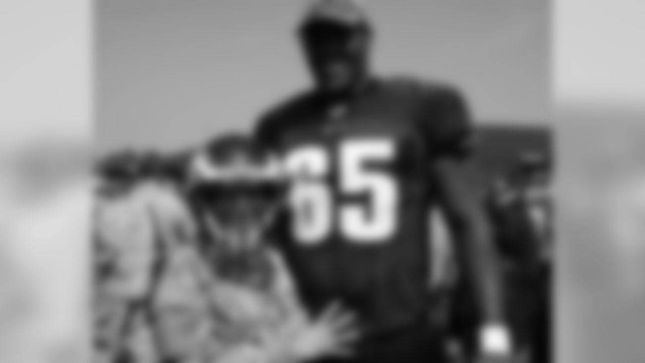 A King-size photo op for this military member, who tried on OT King Dunlap's helmet
