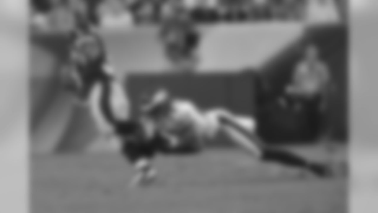 CB Nnamdi Asomugha makes a shoe-string tackle