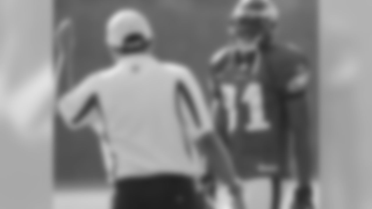 WRs coach David Culley directs WR Terrell Owens
