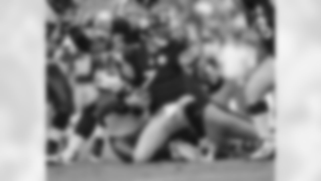 DE Trent Cole and the Eagles defense swarmed QB Ben Roethlisberger