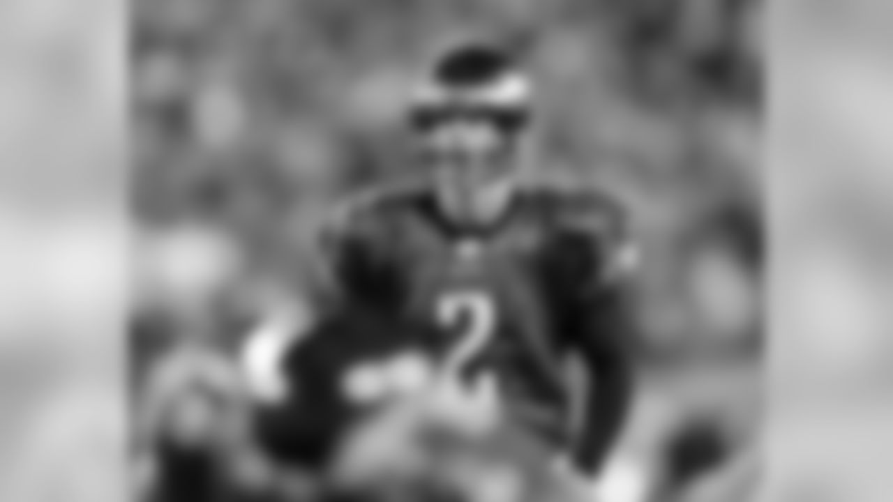 K David Akers sizes up FG attempt