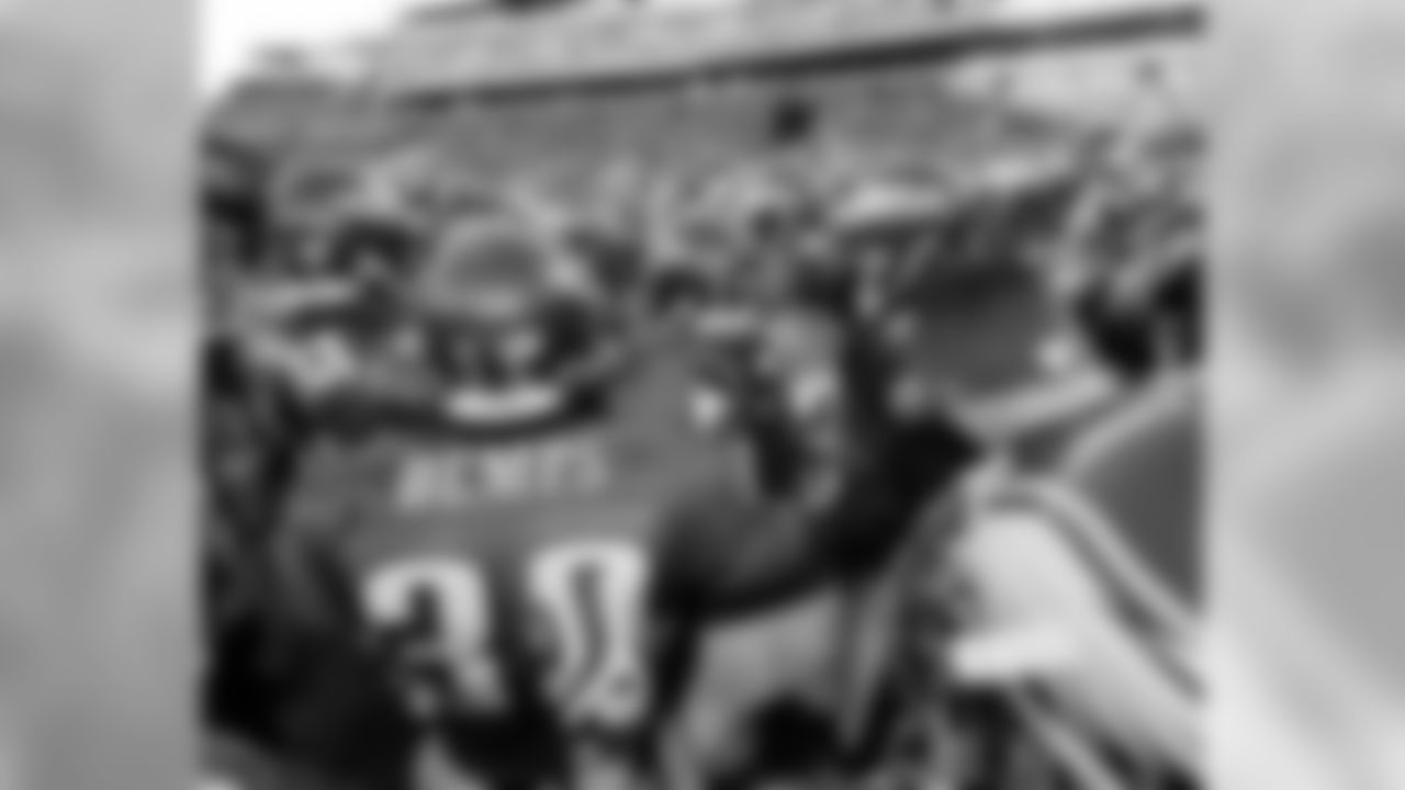 Eagles players huddle up