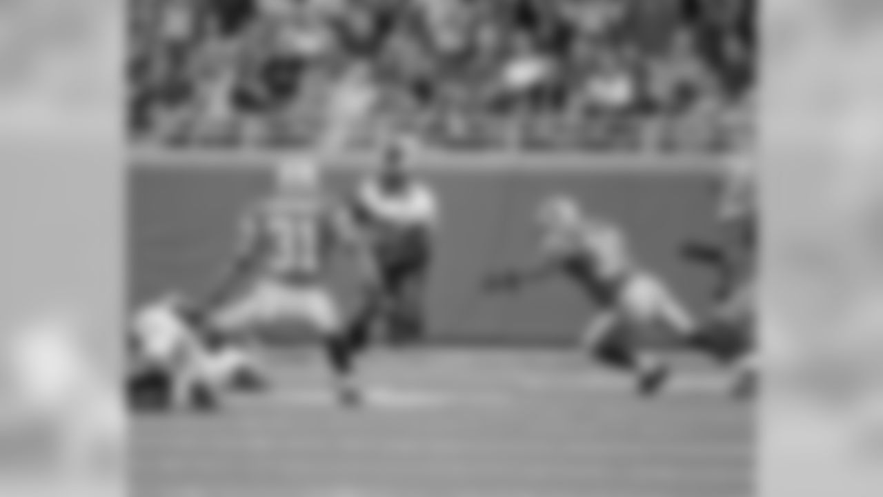 RB Brian Westbrook finds a hole