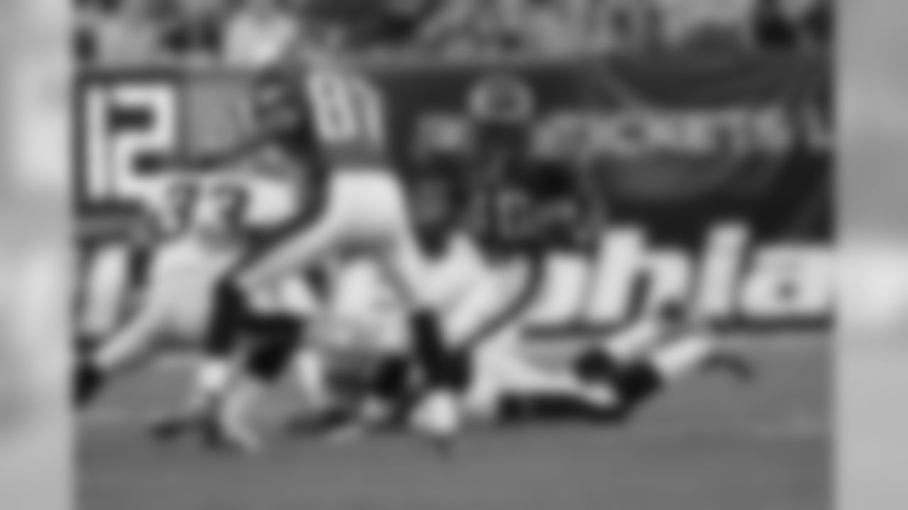 RB Brian Westbrook beats a defender
