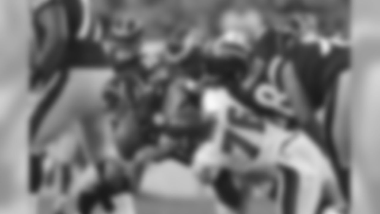 DE Phillip Hunt tackles QB Ben Roethlisberger