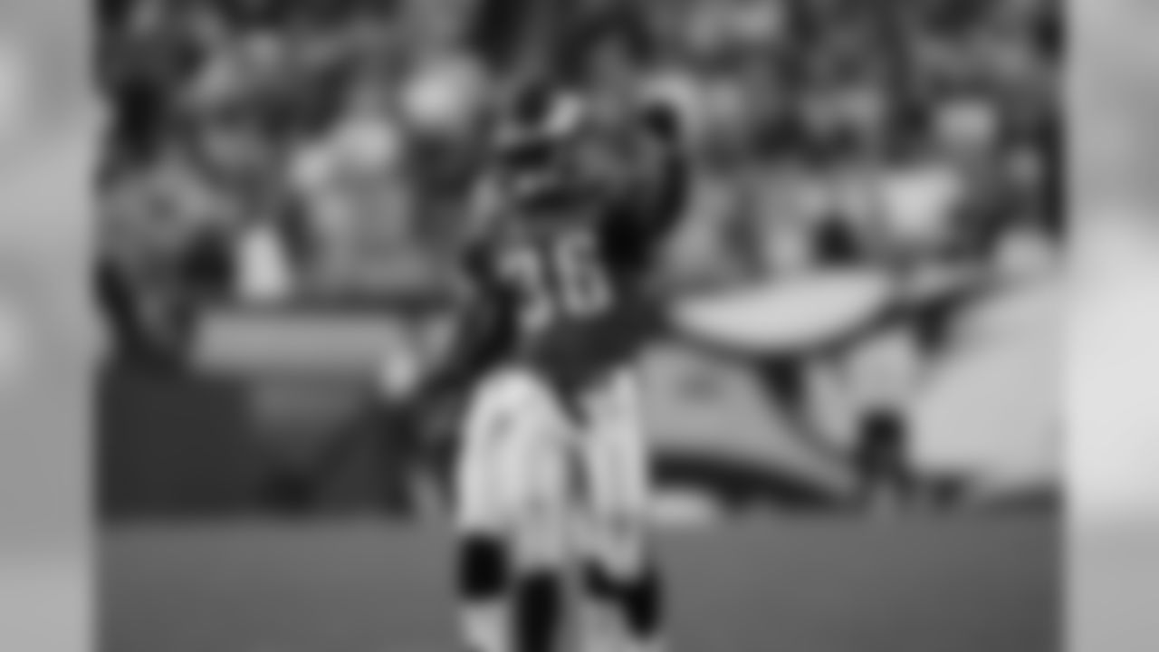 RB Brian Westbrook gives the thumbs up