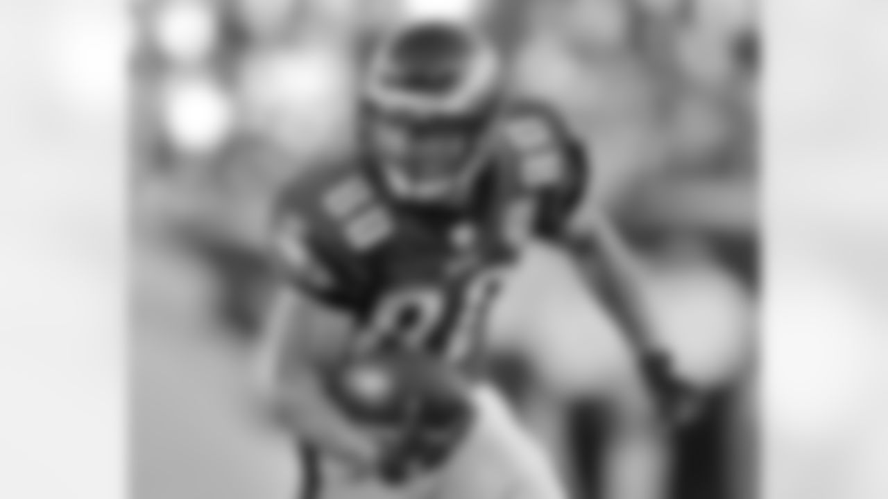 WR Kevin Curtis looks to pick up yards after a catch