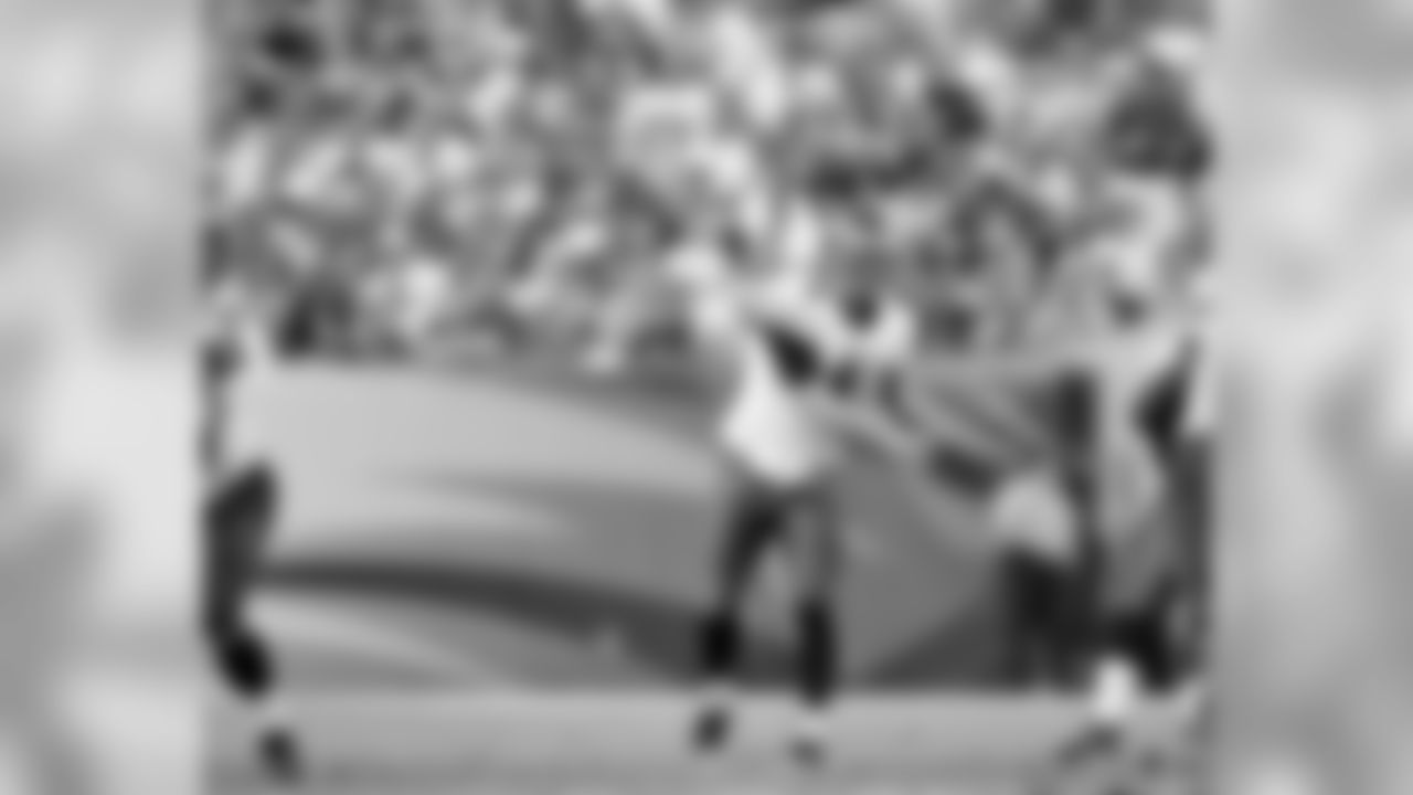 QB Kevin Kolb fires a pass