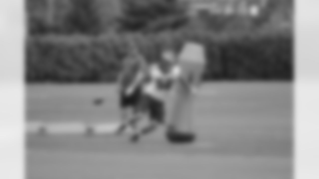 LB Bryan Braman goes right