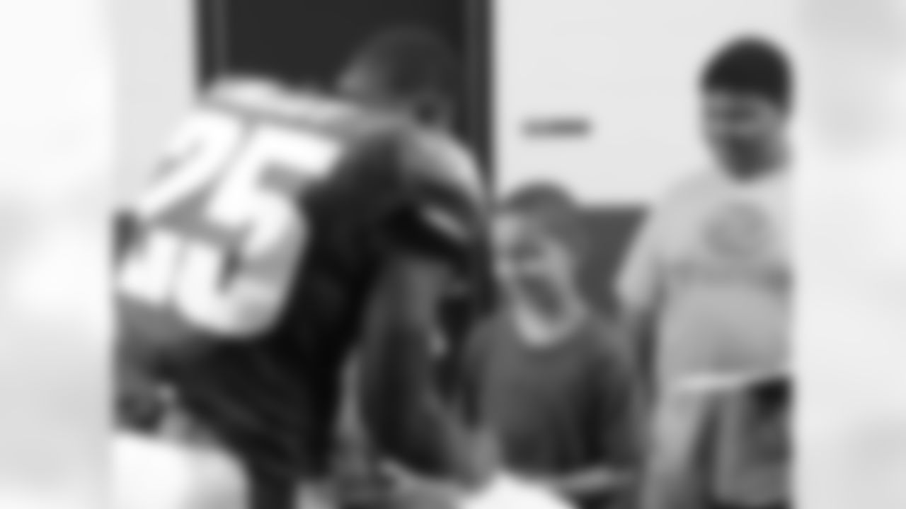 LeSean McCoy makes this young fan's day