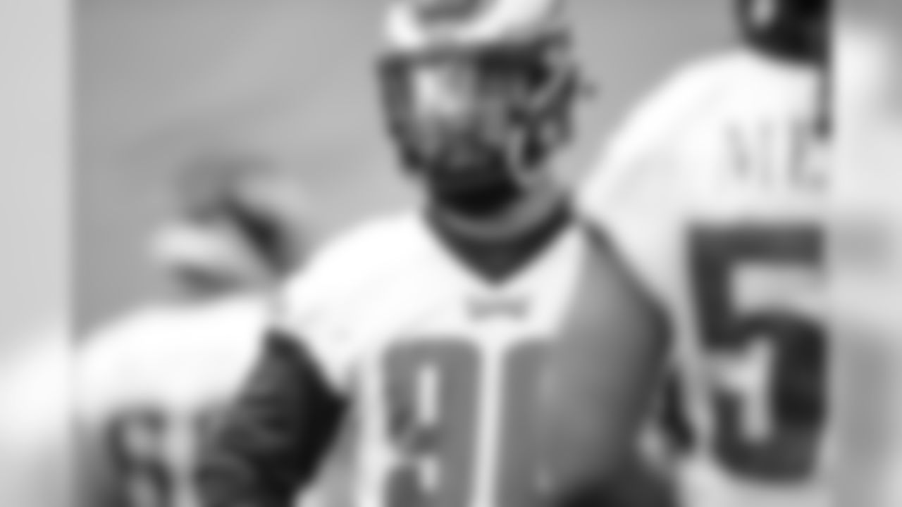 DE Derek Barnett.