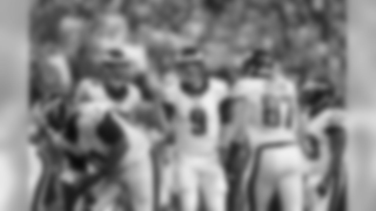 Eagles offense huddling up