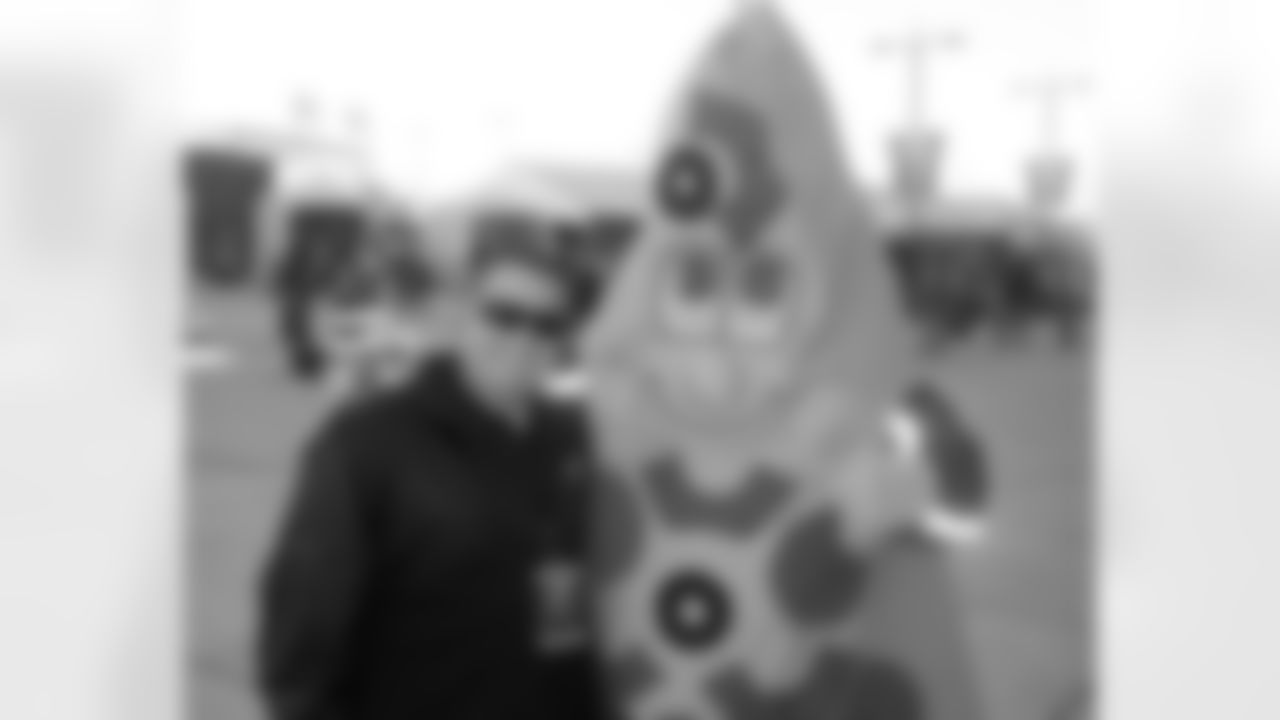 Eagles' staffer Mike Tannenbaum with Papa Johns Pizza mascot