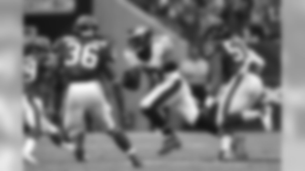 WR Josh Huff running down field