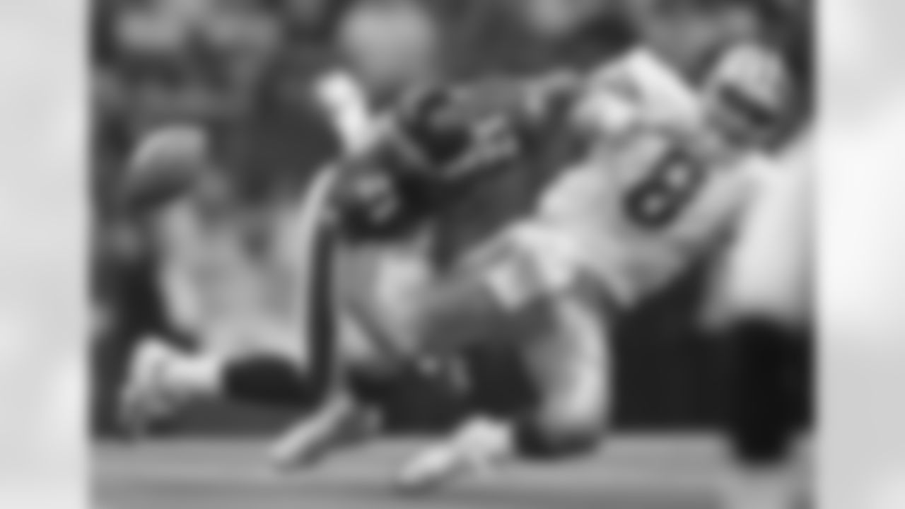 Bobby Taylor sends Troy Aikman flying in 1997