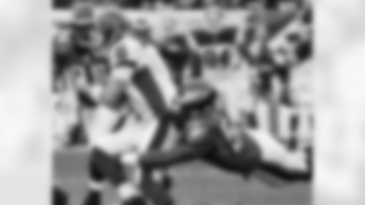 DE Trent Cole makes a play on Bills QB Trent Edwards