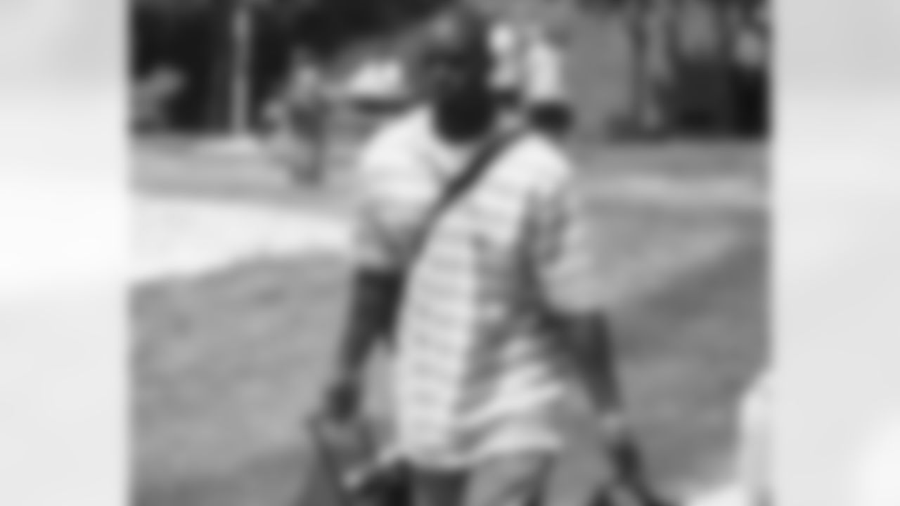 DE Trent Cole arrives at camp