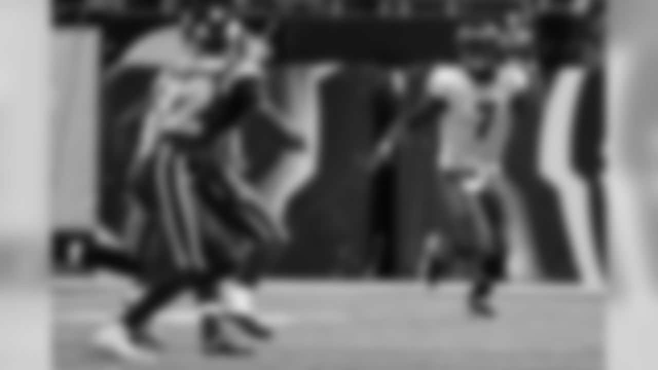 QB Michael Vick on the run