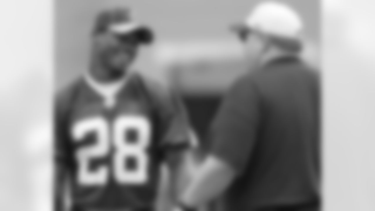Head coach Andy Reid chats with Vikings RB Adrian Peterson
