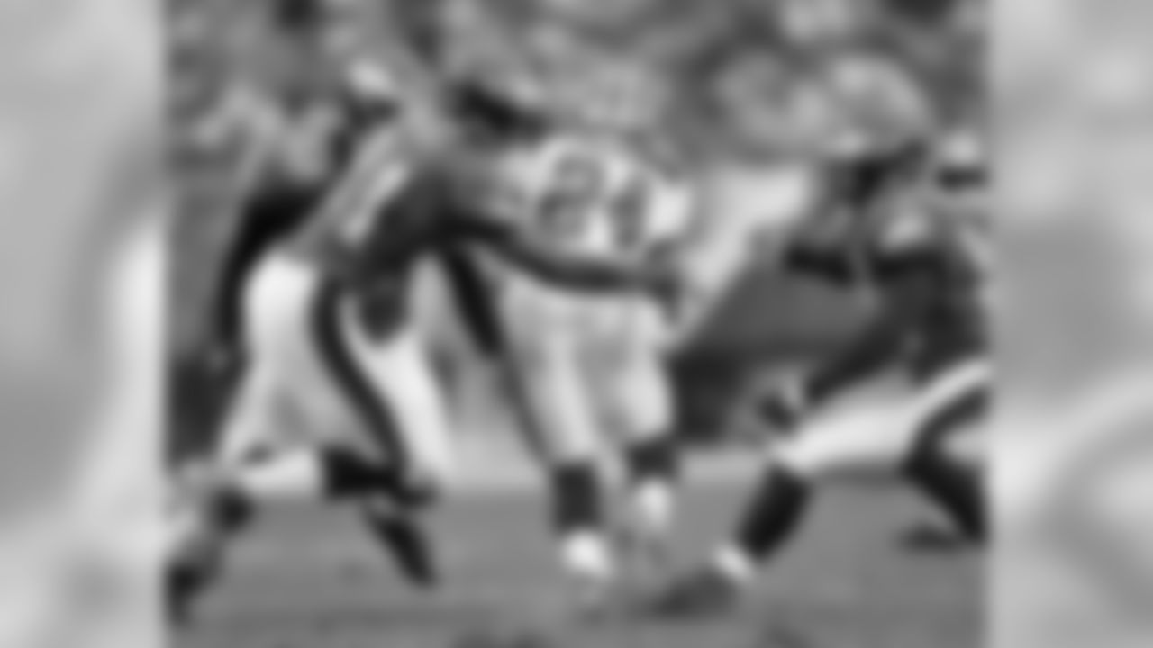 WR Jason Avant contributes on special teams
