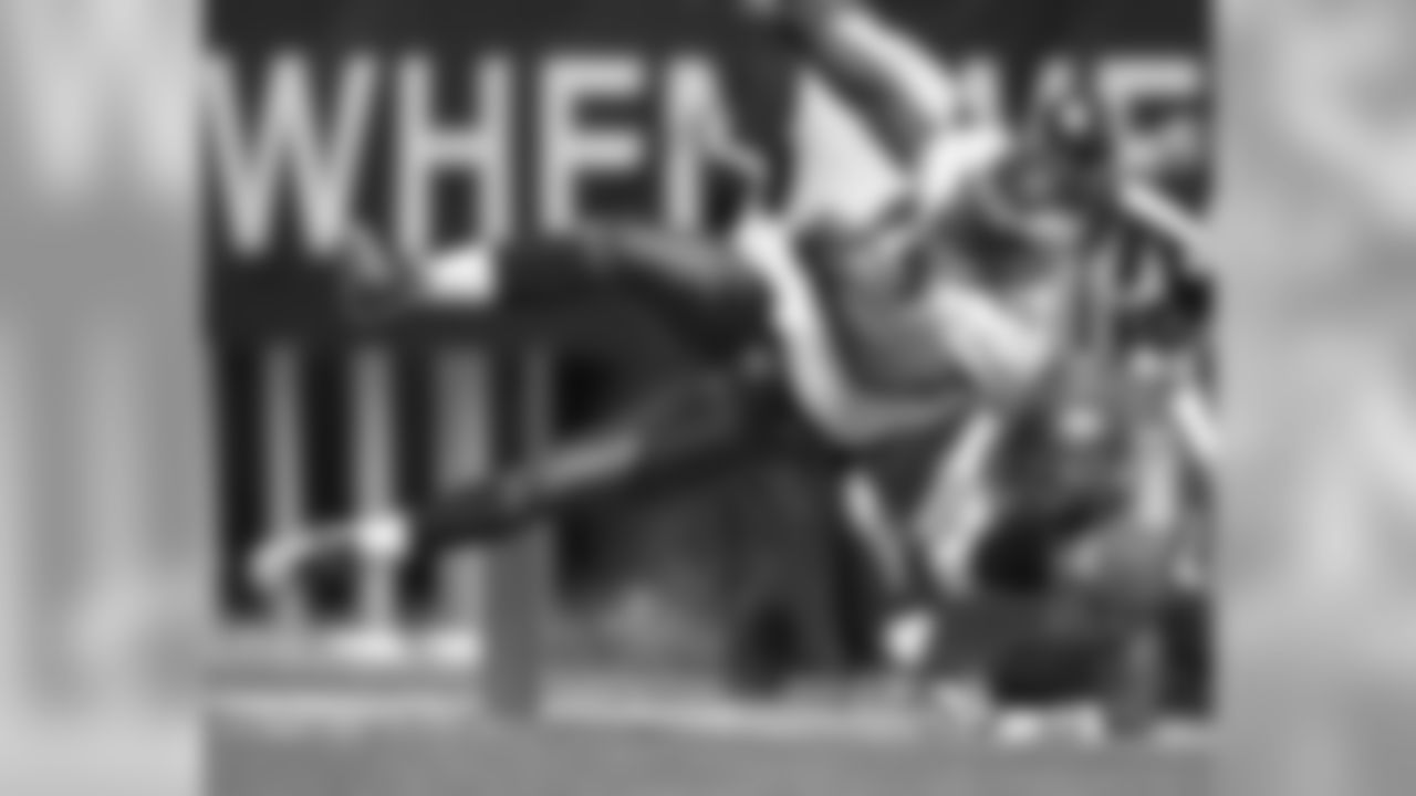 Touchdown ... FB Leonard Weaver