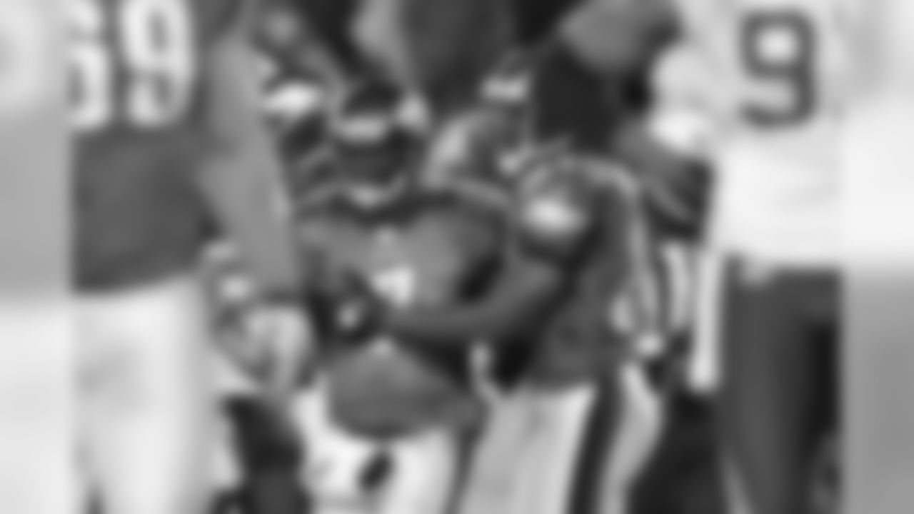 QB Michael Vick celebrates his TD run