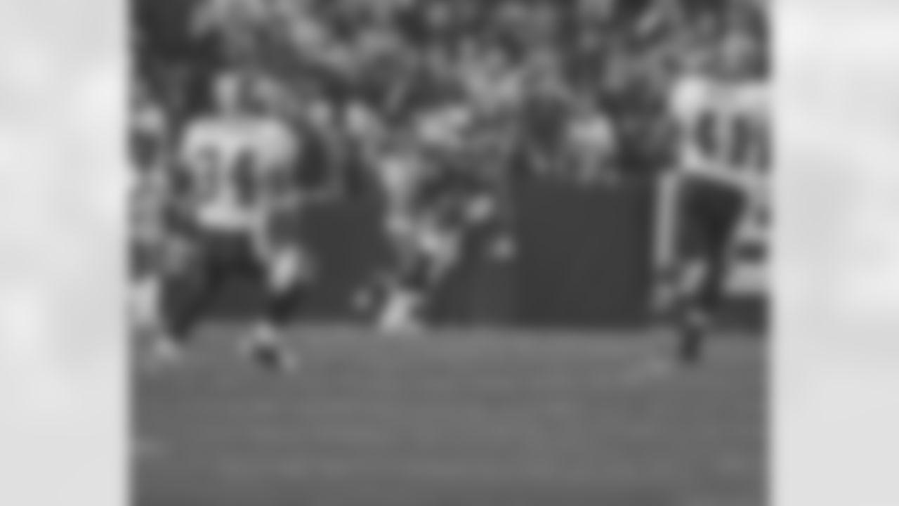 KR Ellis Hobbs returns the opening kickoff