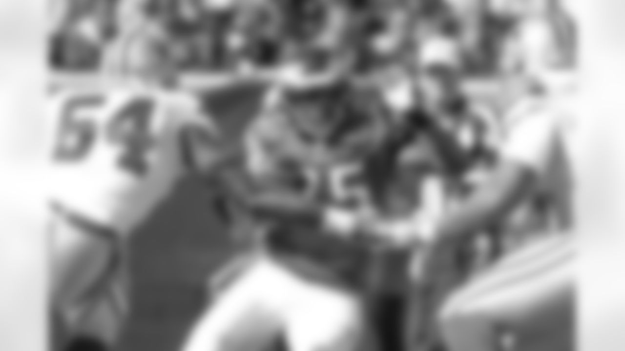 Eagles' RB LeSean McCoy runs for yardage against the Cowboys.