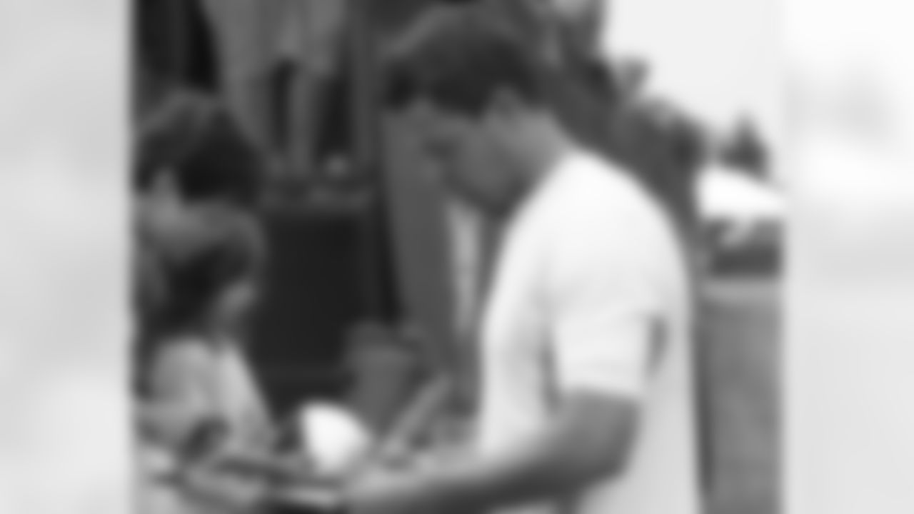 QB Kevin Kolb signs autographs for the fans