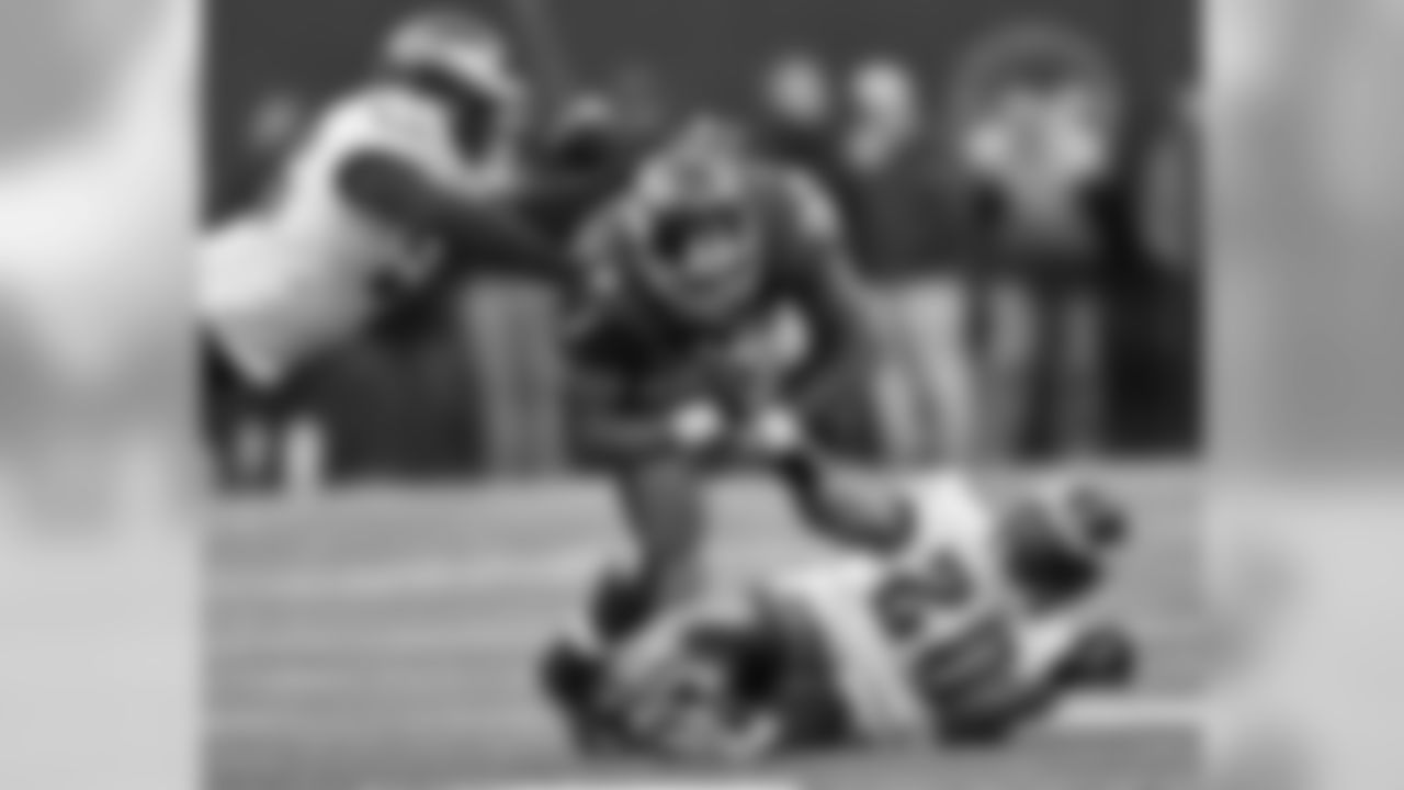 FS Brian Dawkins and DE Trent Cole bring down Giants RB Brandon Jacobs