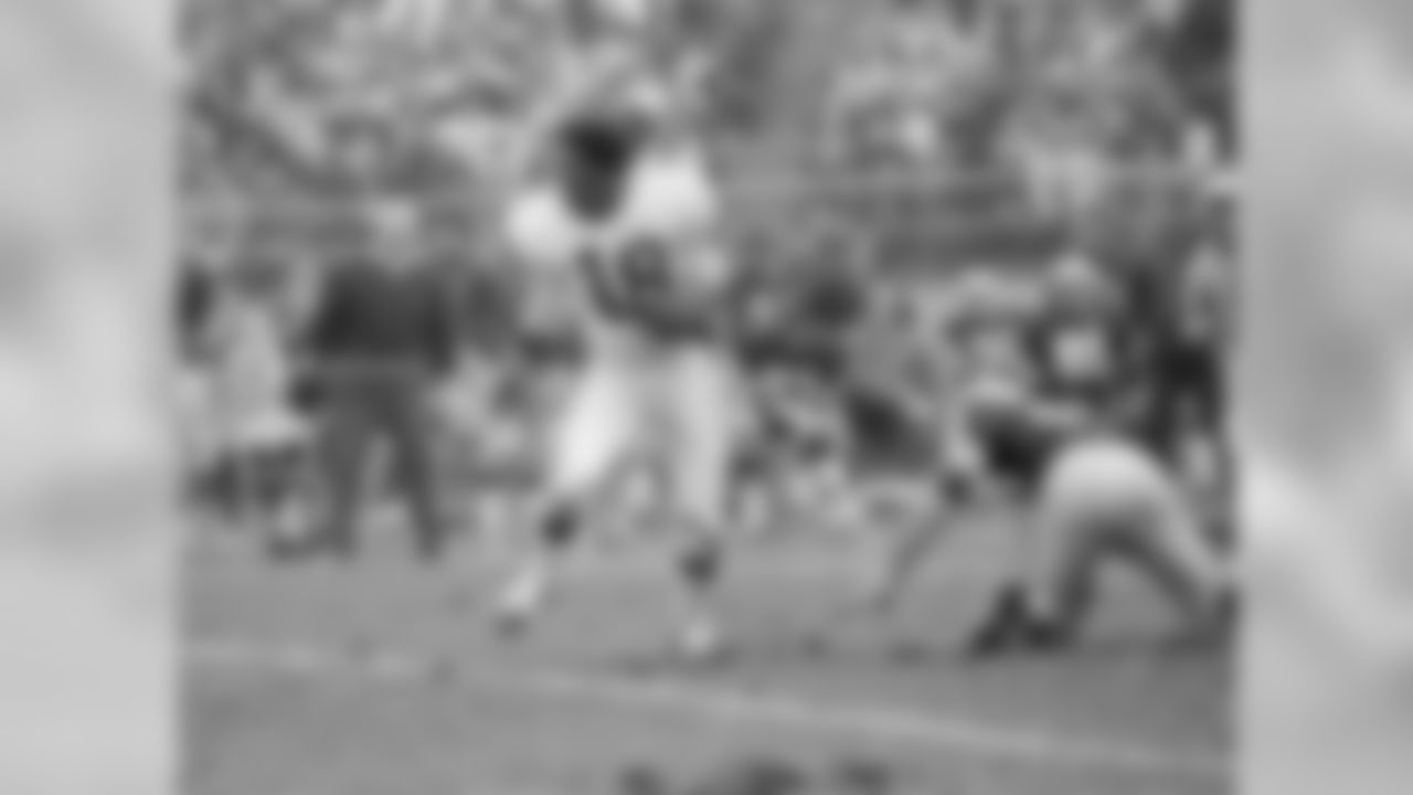 Ben Hawkins leaves defenders (and his helmet) in the dust in 1970
