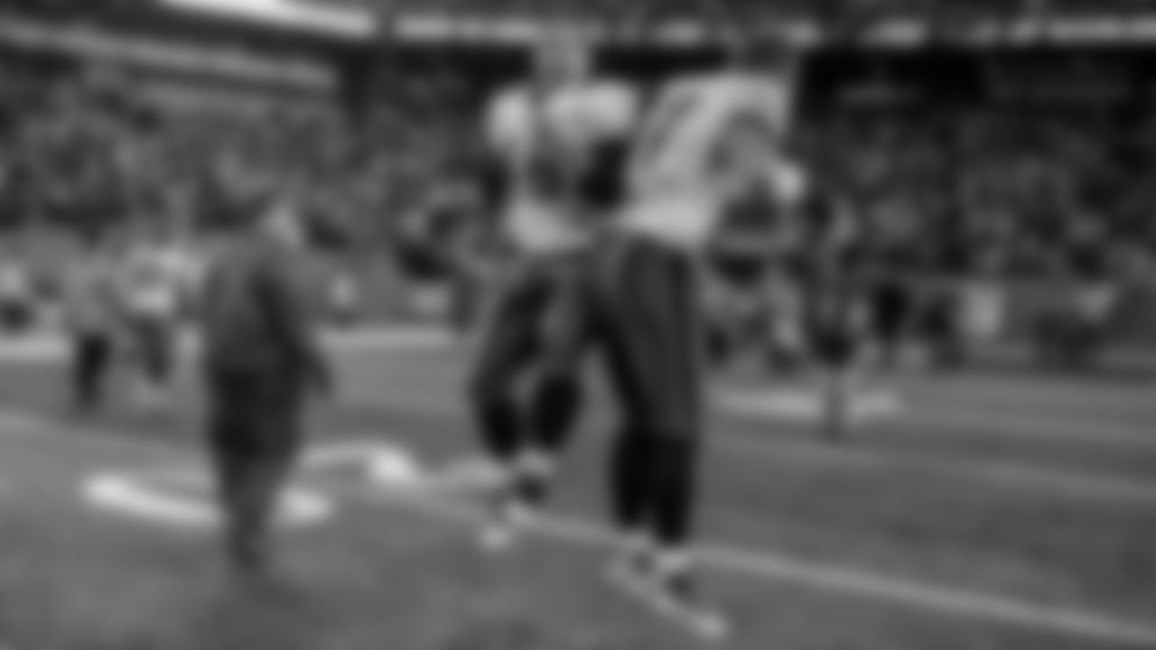 LS Jon Dorenbos celebrates with TE Brent Celek