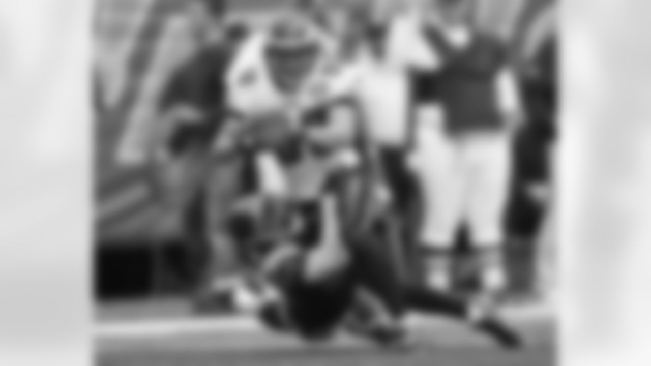 WR Kevin Curtis picks up a first down