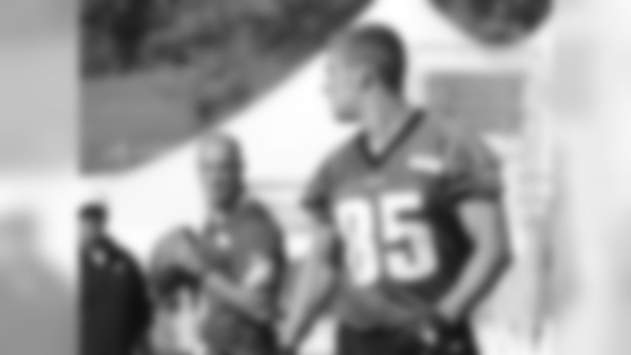 QB Mike Kafka walks thru a play with TE Brett Brackett