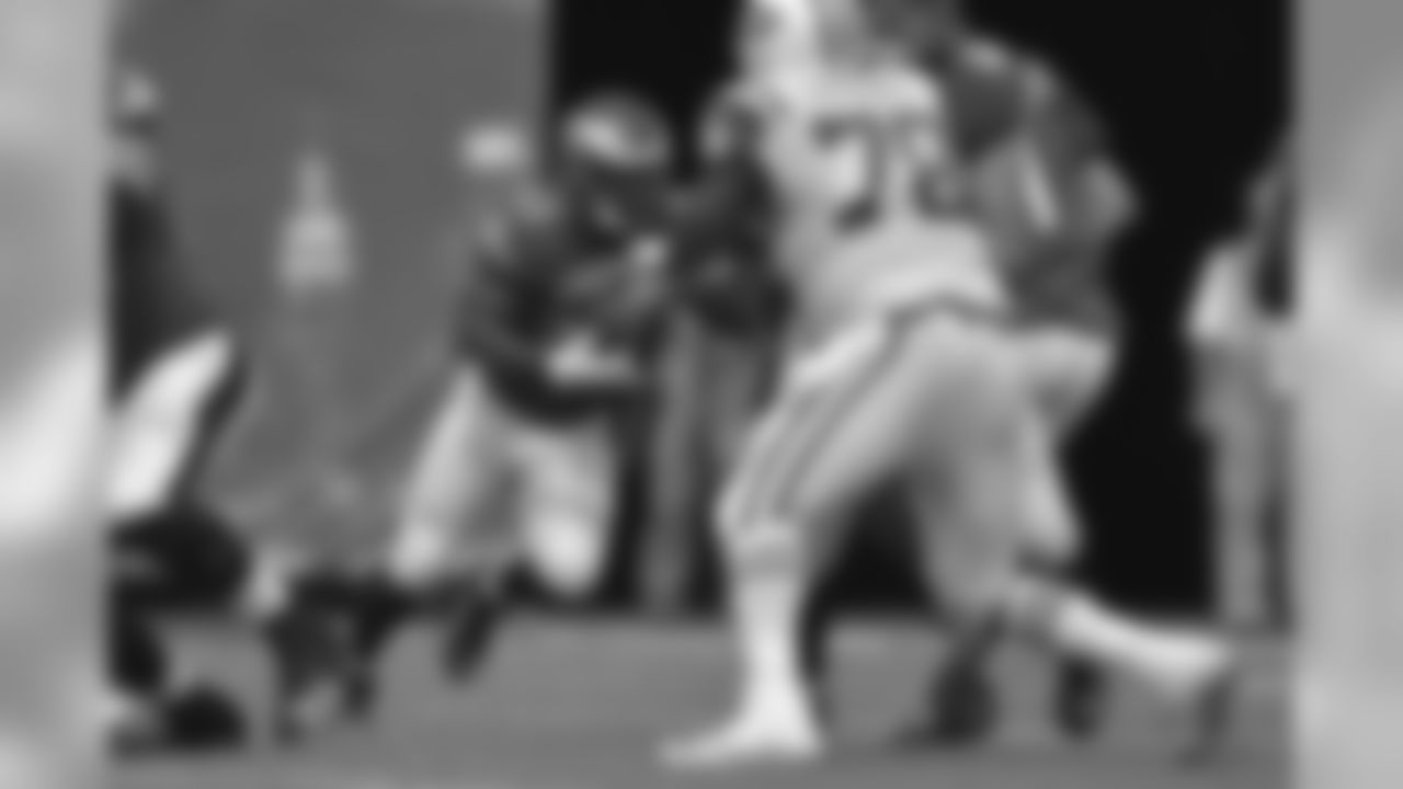 RB Darren Sproles takes the handoff