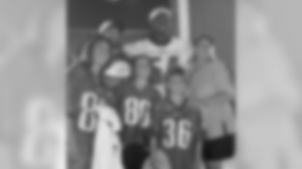 LB Jeremiah Trotter poses for a group photo