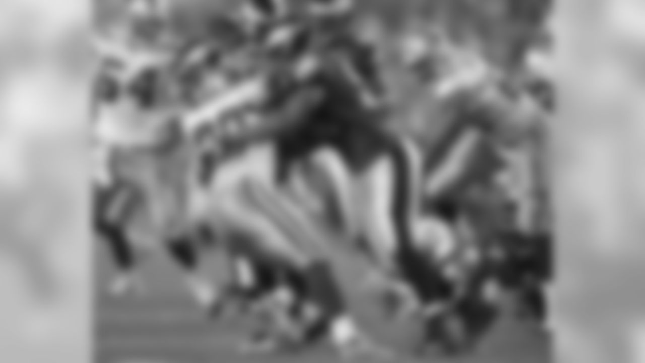 LB Tracy White makes a play on Dallas KR Felix Jones