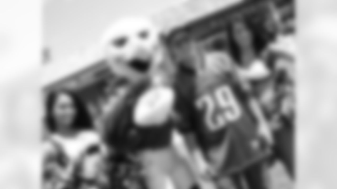 Eagles Cheerleaders team up with SWOOP for a great fan photo!