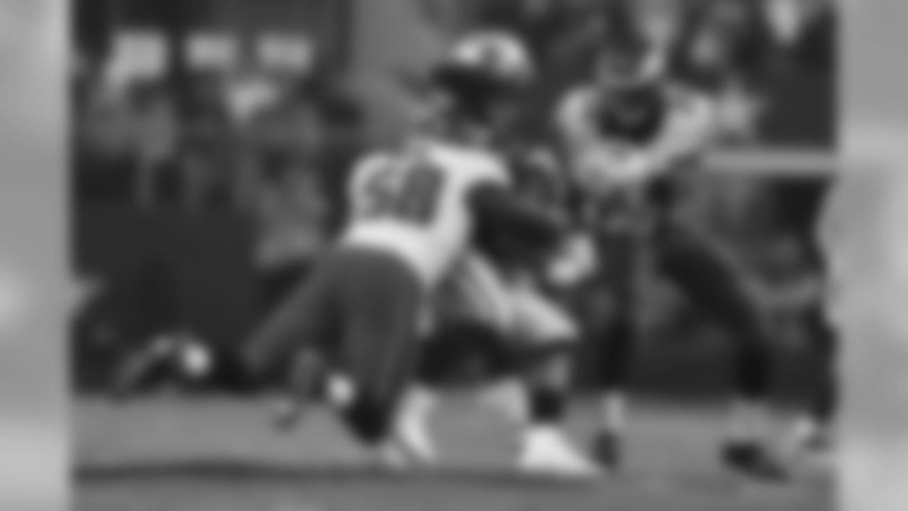 LB Trent Cole with the tackle
