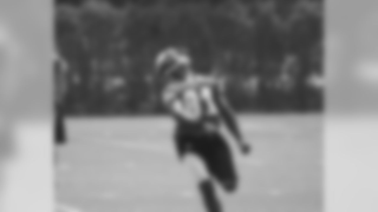 Jason Avant catches a ball over his head