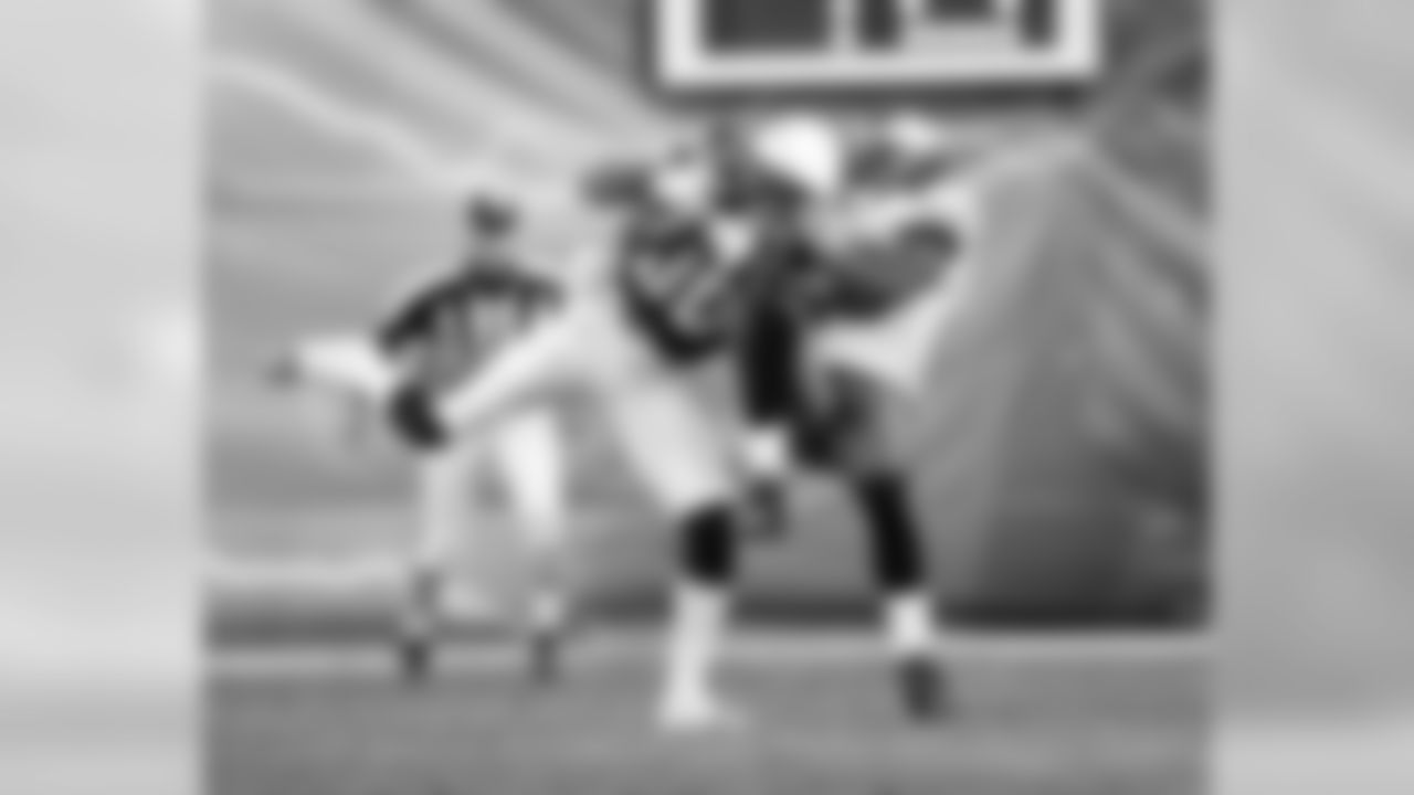 S Sean Jones in position for the tackle