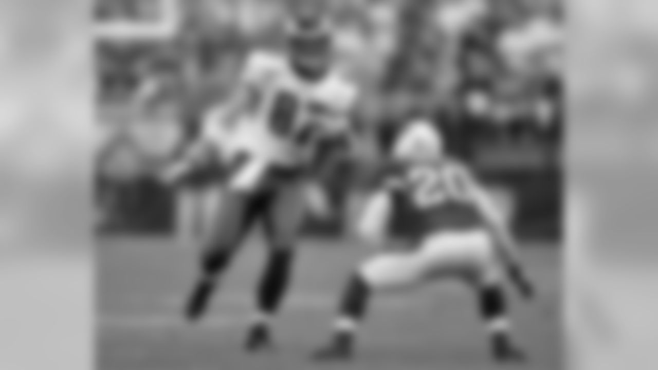 TE Brent Celek sizes up defender