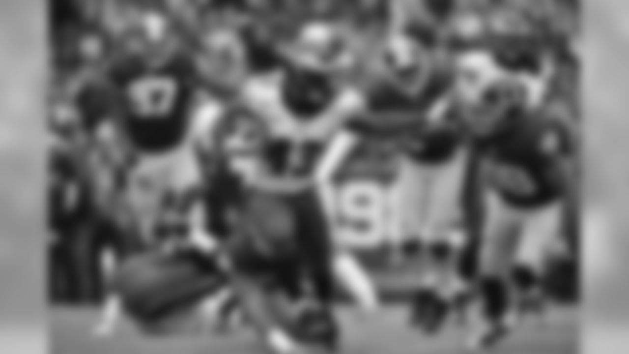 RB Darren Sproles slips through the tackles