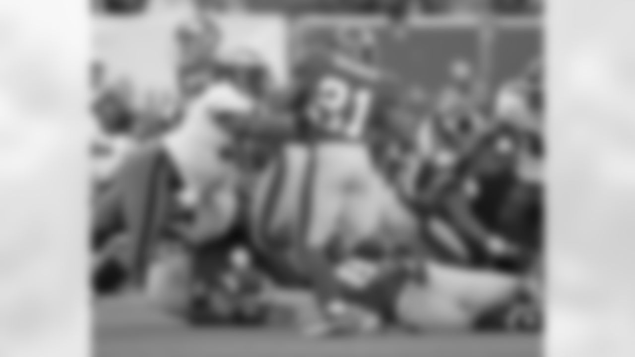 Trent Cole puts the stop on Tiki Barber