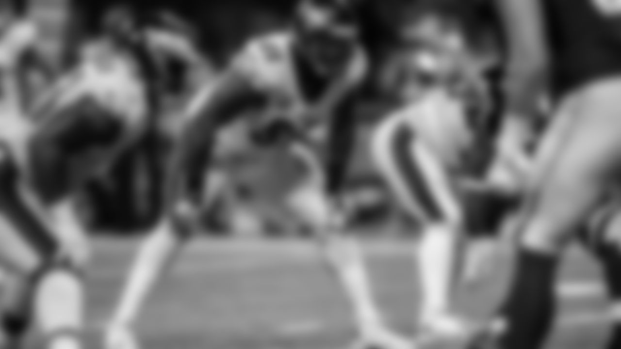 DT Fletcher Cox gets into position